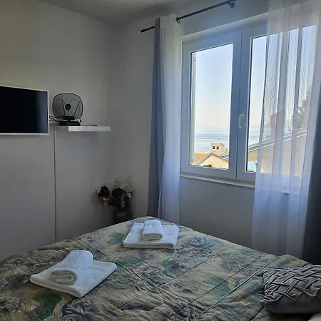Atemberaubendes Nur 50 Meter Zum Mit Meerblick * Novi Vinodolski