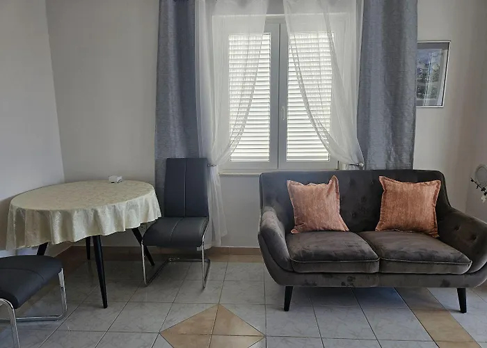 Apartment Atemberaubendes Nur 50 Meter Zum Mit Meerblick Novi Vinodolski