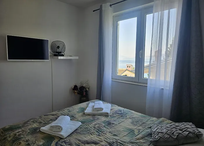 Atemberaubendes Nur 50 Meter Zum Mit Meerblick * Novi Vinodolski